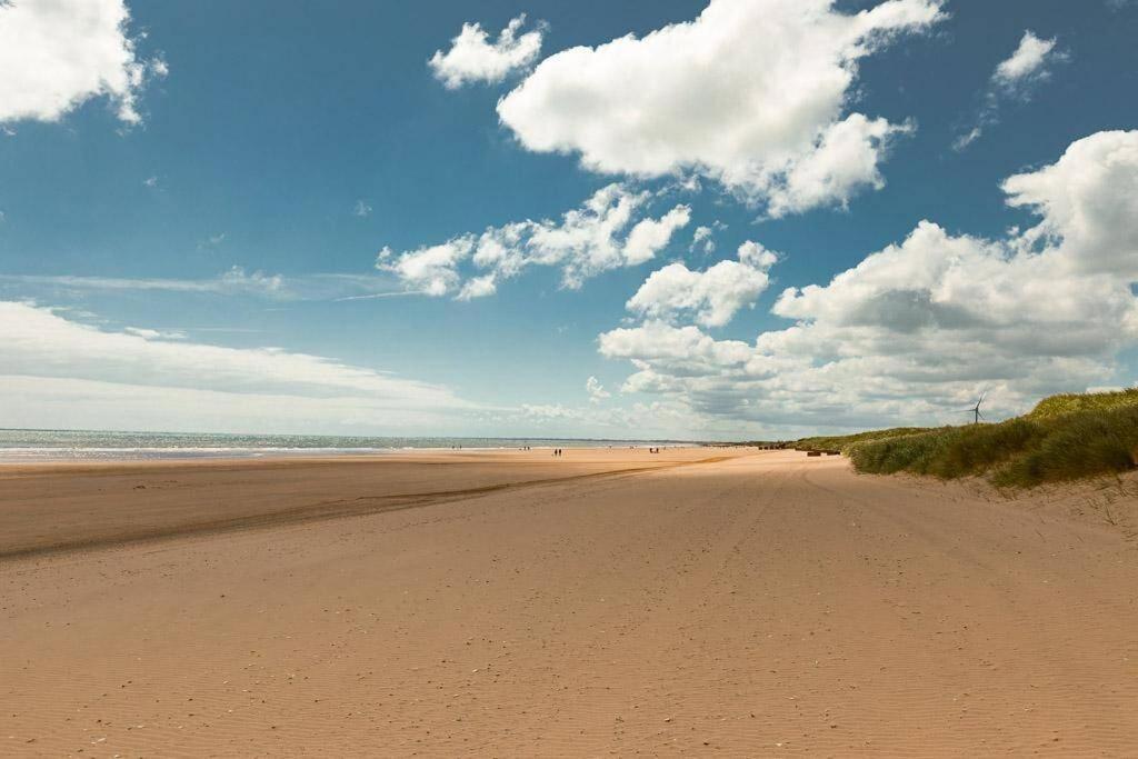 Beachfront Apartment - Ground Floor Apartment With Sea Views, Next To The Beach, Bridlington, North Yorkshire Bessingby Extérieur photo