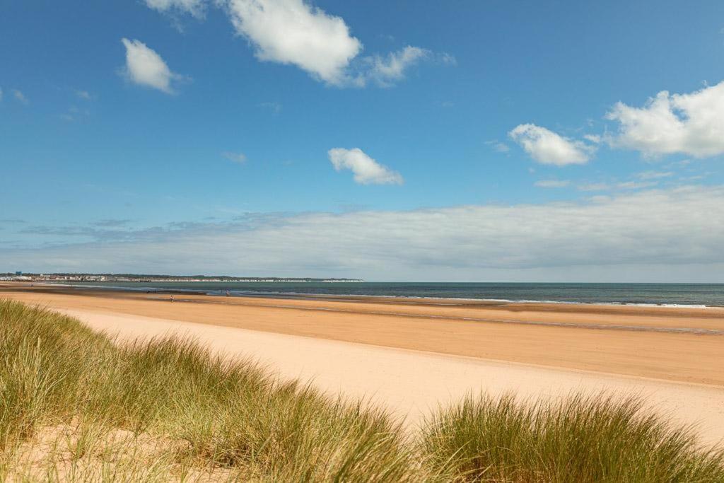 Beachfront Apartment - Ground Floor Apartment With Sea Views, Next To The Beach, Bridlington, North Yorkshire Bessingby Extérieur photo