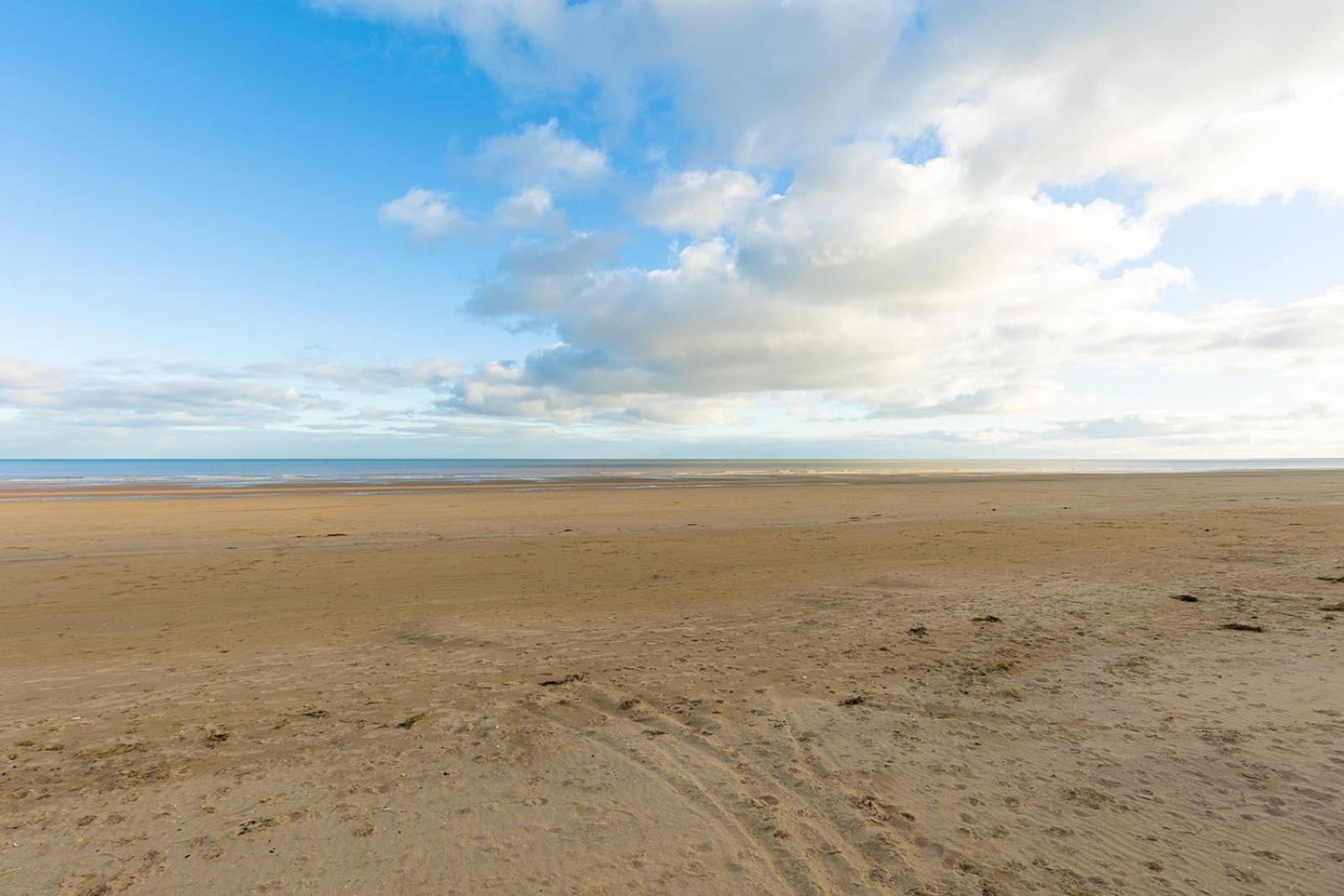 Beachfront Apartment - Ground Floor Apartment With Sea Views, Next To The Beach, Bridlington, North Yorkshire Bessingby Extérieur photo